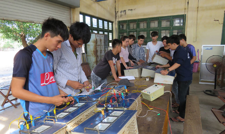Học nghề điện tại Trường cao đẳng Nghề Phú Yên. Ảnh: THÚY HẰNG