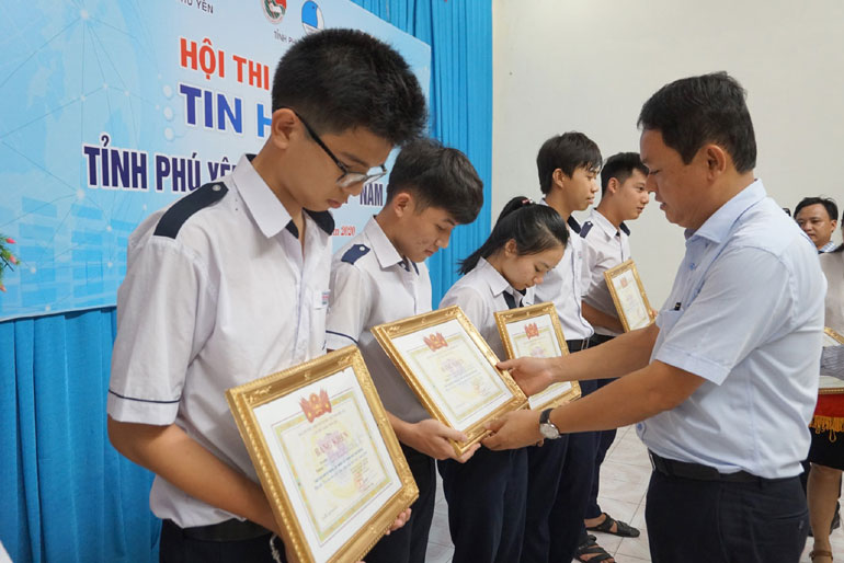 Bí thư Tỉnh đoàn Phan Xuân Hạnh trao bằng khen cho các thí sinh đạt giải tại Hội thi Tin học trẻ tỉnh năm 2020. Ảnh: KHÁNH HÀ