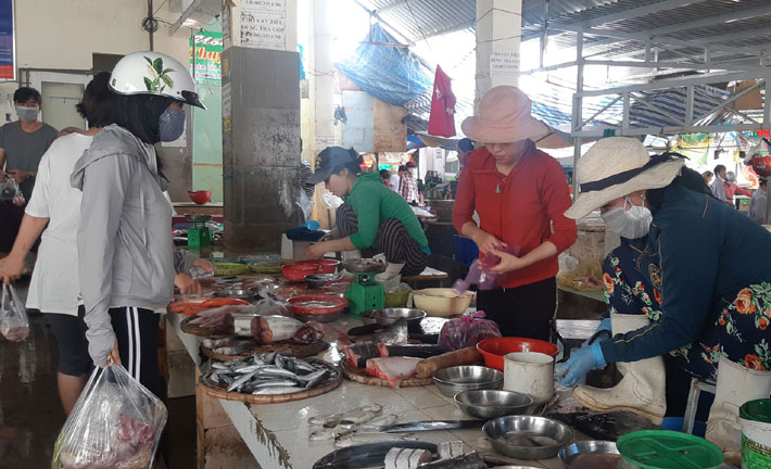 Nhiều tiểu thương chợ phường 7 (TP Tuy Hòa) không đeo khẩu trang khi bán hàng tại chợ. Ảnh: KHANG ANH