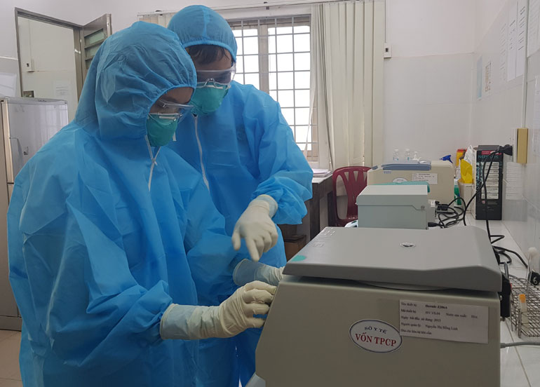 Kỹ thuật viên Khoa Hóa sinh - Vi sinh, Bệnh viện Đa khoa Phú Yên xét nghiệm sàng lọc COVID-19 bằng phương pháp RealTime RT-PCR. Ảnh: YÊN LAN