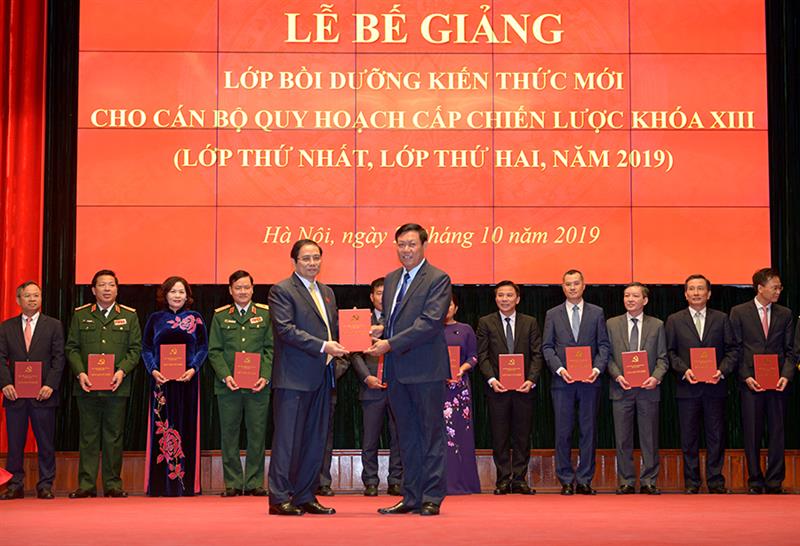 Đồng chí Phạm Minh Chính, Ủy viên Bộ Chính trị, Bí thư Trung ương Đảng, Trưởng Ban Tổ chức Trung ương trao chứng nhận tốt nghiệp cho các học viên Lớp bồi dưỡng kiến thức mới cho cán bộ quy hoạch