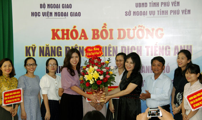 Tổ biên dịch, phiên dịch Sở Ngoại vụ Phú Yên ra mắt. Ảnh: TRẦN QUỚI