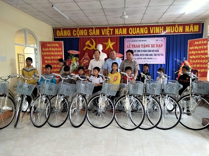 Chủ tịch Liên hiệp Hội Phú Yên cùng nhà tài trợ trao tặng xe đạp cho học sinh