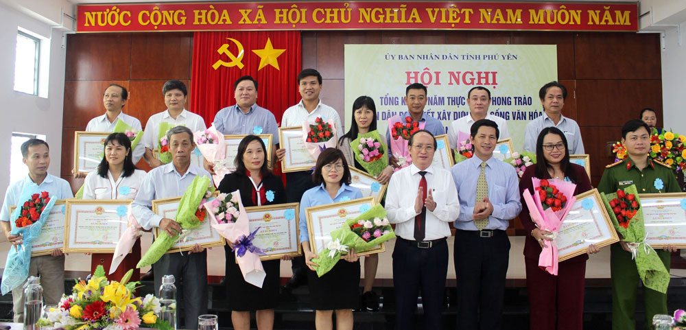 Phó Chủ tịch UBND tỉnh Phan Đình Phùng và Giám đốc Sở VH-TT-DL Phạm Văn Bảy trao bằng khen cho các tập thể, cá nhân. Ảnh: THIÊN LÝ