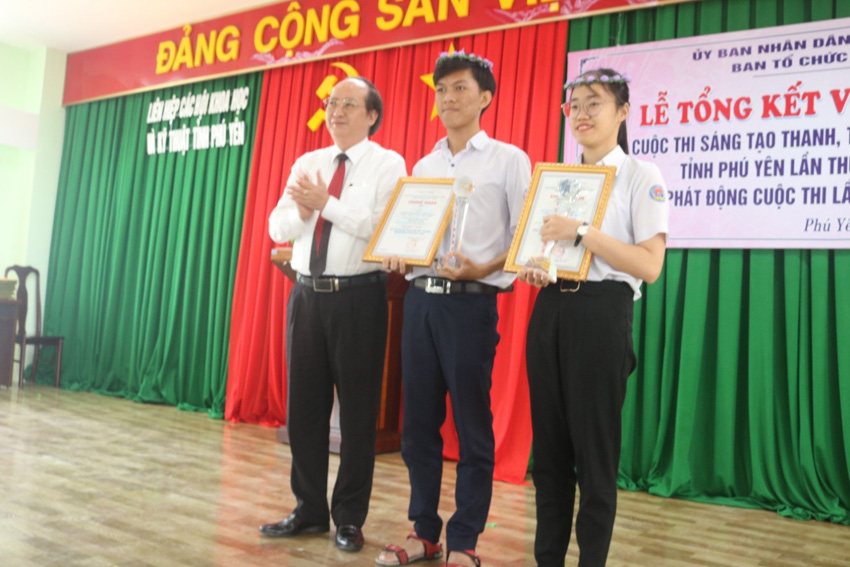 Ông Phan Đình Phùng- Phó Chủ tịch UBND tỉnh Yên, trao giải Nhất cho nhóm tác giả