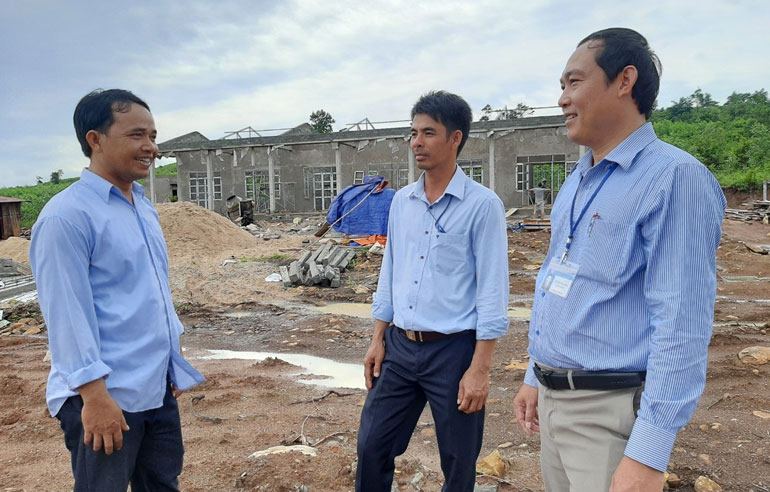 Ông La Lang Tiến (bìa trái) cùng lãnh đạo xã thường xuyên theo dõi việc xây dựng trường học trên mảnh đất gia đình ông đã tặng. Ảnh: TUYẾT HƯƠNG