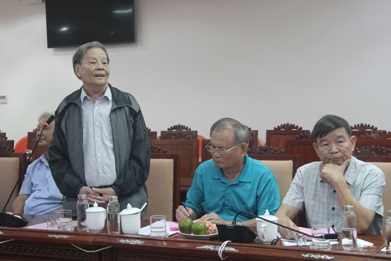Nguyên Phó Chủ tịch UBND tỉnh Trần Minh Mạch phát biểu tại buổi gặp mặt. Ảnh: LÊ HẢO