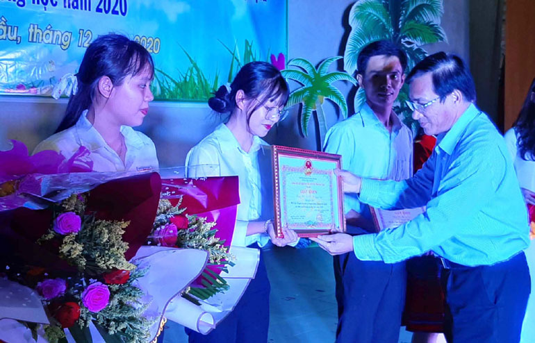 Giám đốc Sở GD-ĐT Phú Yên Trần Khắc Lễ trao giải cho các đội đạt giải. Ảnh: TRUNG HIẾU