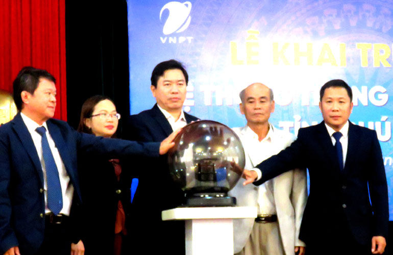 Đồng chí Trần Hữu Thế và các đại biểu thực hiện nghi thức khai trương Hệ thống thông tin báo cáo tỉnh. Ảnh: PHẠM THÙY