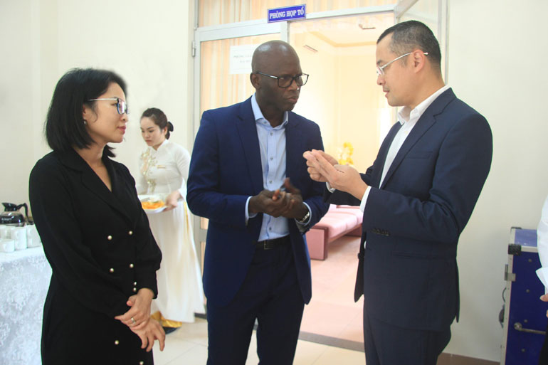 Bí thư Tỉnh ủy Phạm Đại Dương (phải) trao đổi với đại diện WB tại Việt Nam về định hướng phát triển kinh tế - xã hội của tỉnh. Ảnh: LÊ HẢO
