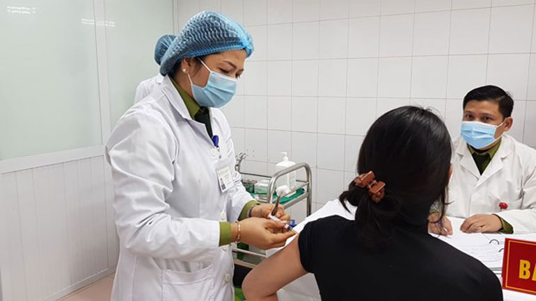 Tình nguyện viên sau 28 ngày tiêm mũi 1 đã được Học viện Quân Y tiêm mũi 2 vắcxin Nano Covax liều 25mcg. Ảnh: Vietnam+