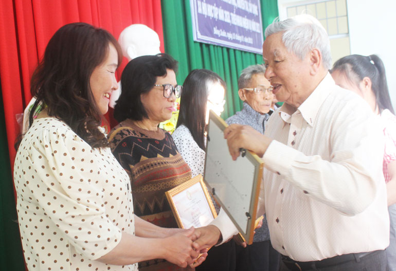 Ông Lê Văn Hữu, Chủ tịch Hội Khuyến học tỉnh trao giấy khen cho các gia đình hiếu học huyện Đồng Xuân. Ảnh: KIM LIÊN
