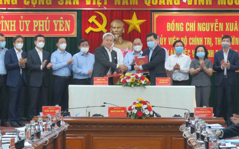 Lãnh đạo UBND tỉnh ký kết hợp tác với nhà đầu tư cam kết đầu tư vào Phú Yên. Ảnh: LÊ HẢO