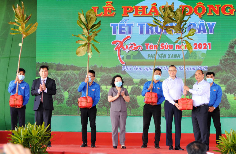 Thủ tướng Chính phủ Nguyễn Xuân Phúc tặng cây xanh (cây bàng vuông) cho lãnh đạo tỉnh. Ảnh: NGỌC CHUNG