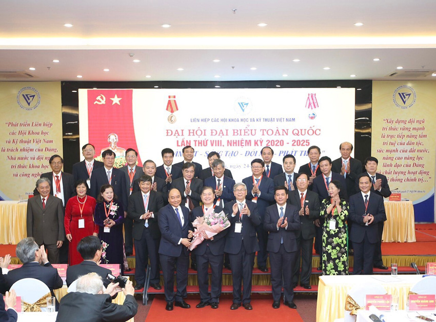 Thủ tướng Chính phủ Nguyễn Xuân Phúc chúc mừng Chủ tịch LHHVN Phan Xuân Dũng và các ủy viên Đoàn Chủ tịch LHHVN khóa VIII