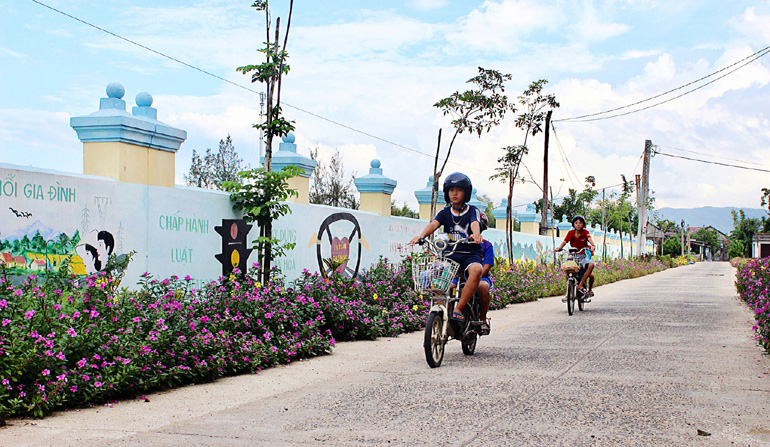 Tuyến đường hoa tươi mát, xanh, sạch, đẹp trong phong trào xây dựng NTM ở huyện Tây Hòa. Ảnh:THIÊN LÝ