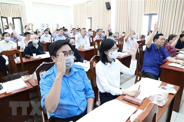 Các đại biểu tiến hành biểu quyết tại Hội nghị hiệp thương ở TP Hồ Chí Minh. Ảnh: TTXVN