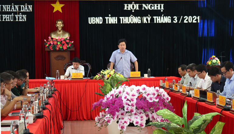 Đồng chí Trần Hữu Thế, Chủ tịch UBND tỉnh phát biểu chỉ đạo hội nghị. Ảnh: BÍCH NGÂN