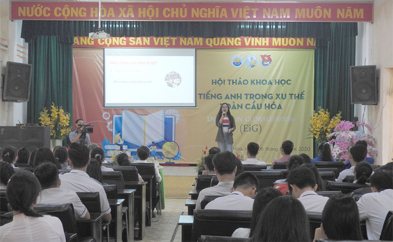 Trường THPT chuyên Lương Văn Chánh ứng dụng máy chiếu để tổ chức hội thảo Tiếng Anh trong xu thế toàn cầu hóa. Ảnh: THÁI HÀ