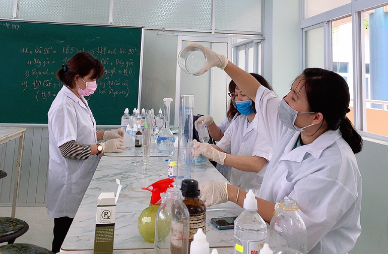 Giảng viên Trường đại học Phú Yên hướng dẫn sinh viên thực hiện các đề tài khoa học công nghệ cấp trường. Ảnh: THÁI HÀ