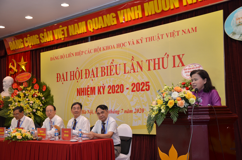 PGS, TS. Thị Xuyên – Chủ tịch Tổng hôi Y học Việt Nam tham luận tại Đại hội đại biểu Đảng bộ LHHVN lần thứ IX.