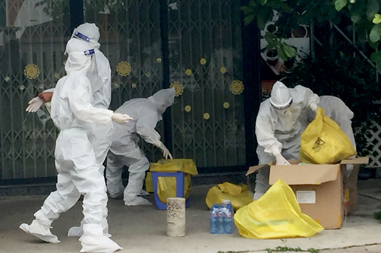 Lực lượng y tế triển khai công tác phòng, chống dịch COVID-19 ở TP Tuy Hòa. Ảnh: NGỌC NHƯ