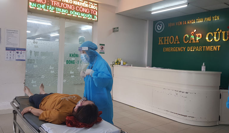 Nhân viên y tế Khoa Cấp cứu, Bệnh viện Đa khoa Phú Yên thăm khám một bệnh nhân vừa được đưa vào cấp cứu. Ảnh: YÊN LAN