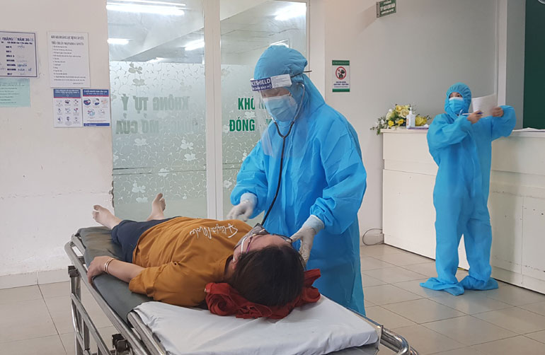 Nhân viên Khoa Cấp cứu, Bệnh viện Đa khoa Phú Yên tiếp nhận và sàng lọc một trường hợp cấp cứu. ẢNH: YÊN LAN
