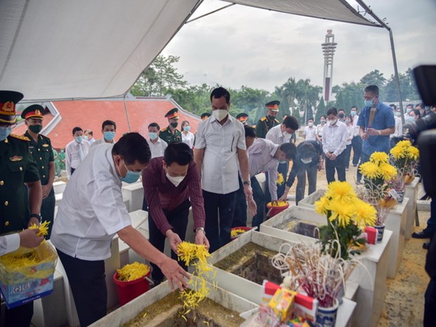 Thắp hương tưởng niệm tại nghĩa trang liệt sỹ Quốc gia Vi Xuyên, Hà Giang. (Ảnh: Lê Hoàn/Vietnam+)