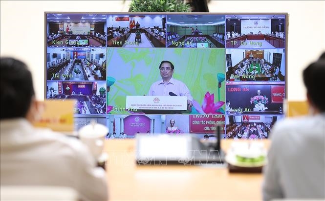 Thủ tướng Chính phủ Phạm Minh Chính phát động Chương trình “Sóng và máy tính cho em”. Ảnh: TTXVN