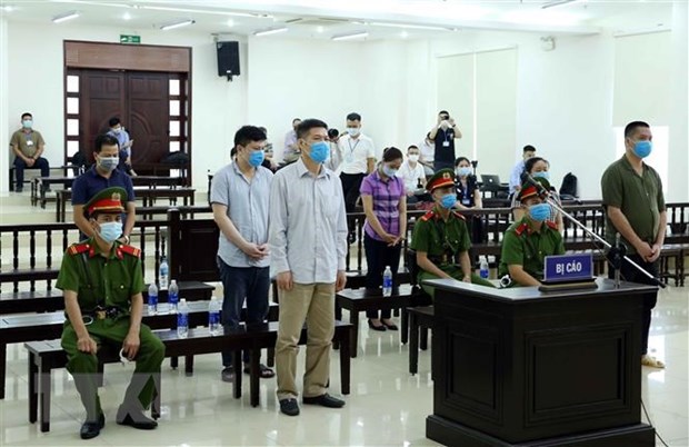 Các bị cáo trong vụ án tham nhũng vật tư y tế tại Trung tâm Kiểm soát bệnh tật thành phố Hà Nội (CDC Hà Nội). (Nguồn: TTXVN)