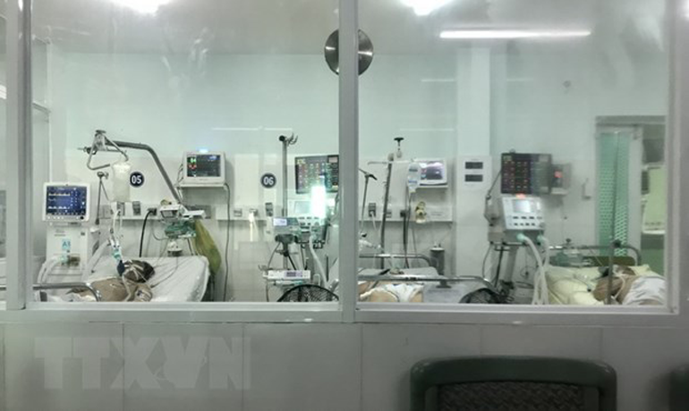 Bên trong phòng bệnh ICU, bệnh nhân thở bằng máy thở của Bệnh viện Dã chiến số 1 tỉnh Khánh Hòa. Ảnh: TTXVN