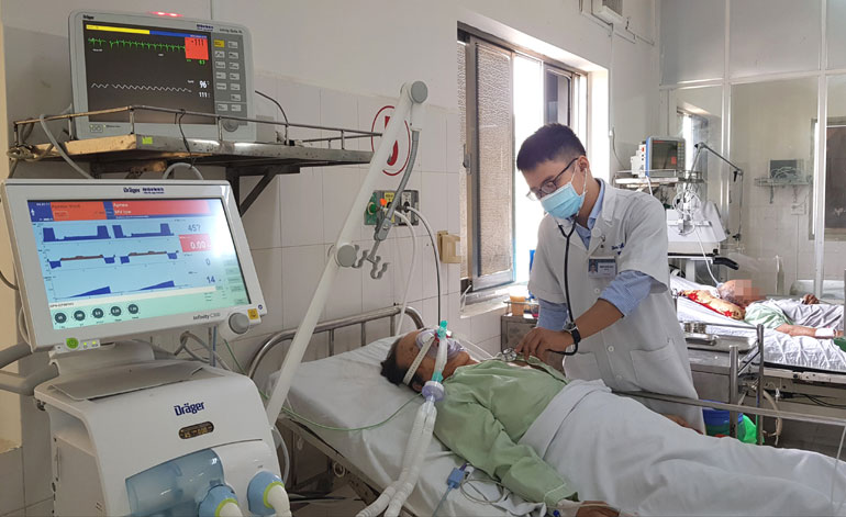 Nhân viên y tế làm việc tại Khoa Hồi sức tích cực, Bệnh viện Đa khoa Phú Yên. Ảnh: YÊN LAN
