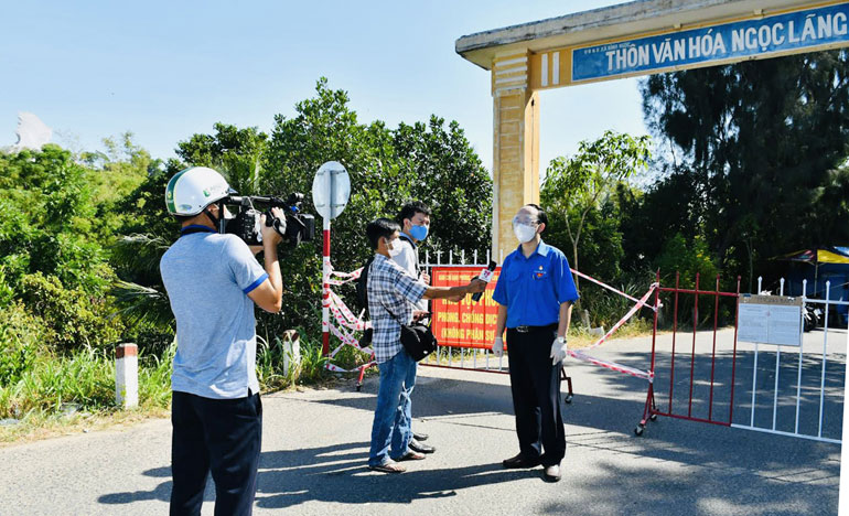 Các nhà báo tác nghiệp tại một khu phong tỏa ở xã Bình Ngọc, TP Tuy Hòa. Ảnh: CTV
