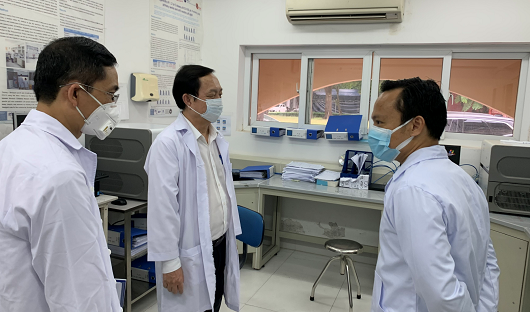 Bộ trưởng Huỳnh Thành Đạt tham quan Labo xét nghiệm SARS-CoV-2.