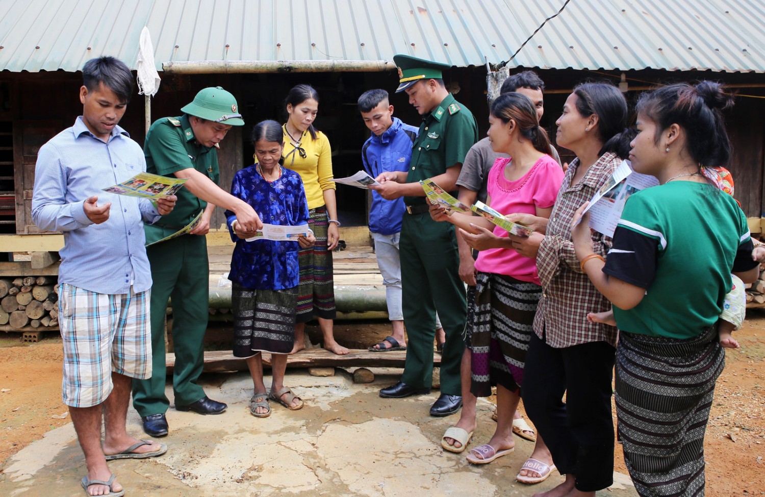 Bộ đội Biên phòng tỉnh Quảng Trị phát tờ rơi tuyên truyền về chủ trương, đường lối của Đảng, chính sách, pháp luật của Nhà nước cho nhân dân xã miền núi biên giới Ba Nang, huyện Đakrông, tỉnh 