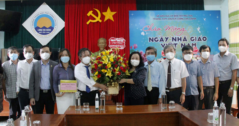 Đồng chí Cao Thị Hòa An và các đồng chí lãnh đạo tỉnh, Sở GD-ĐT thăm, chúc mừng các thầy cô giáo Trường THPT chuyên Lương Văn Chánh. Ảnh: TRẦN QUỚI