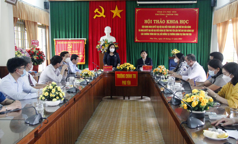 Đồng chí Cao Thị Hòa An, Phó Bí thư thường trực Tỉnh ủy, Chủ tịch HĐND tỉnh thăm và nói chuyện với cán bộ, giảng viên Trường Chính trị tỉnh. Ảnh: TRẦN QUỚI