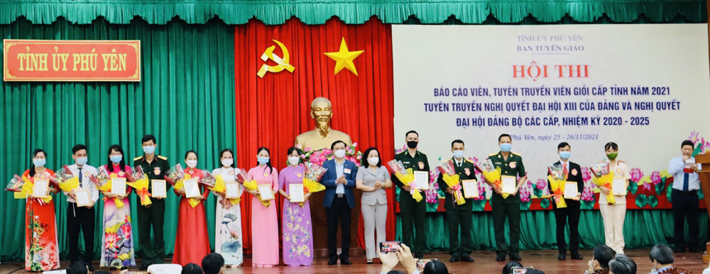 Đồng chí Cao Thị Hòa An và đồng chí Bùi Thanh Toàn tặng hoa, chứng nhận cho các thí sinh. Ảnh: BÁ VĨNH