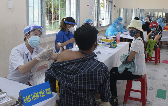 Nhân viên y tế tiêm vắc xin ngừa COVID-19 cho người dân Tuy Hòa. Ảnh: PV