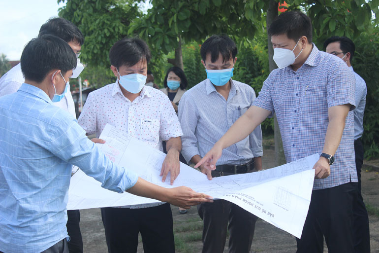 Chủ tịch UBND TP Tuy Hòa Cao Đình Huy (bìa phải) kiểm tra thực địa dự án trên địa bàn thành phố. Ảnh: MINH DUYÊN