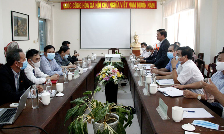 Đồng chí Lê Tấn Hổ phát biểu tại buổi làm việc với Hiệp hội Mắc ca Việt Nam. Ảnh: TRẦN QUỚI