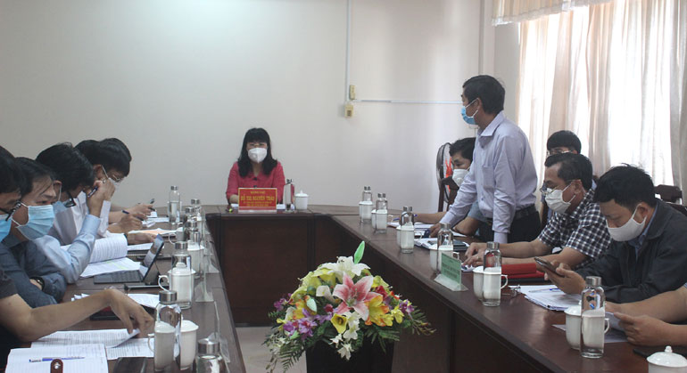 Phó Chủ tịch UBND tỉnh Hồ Thị Nguyên Thảo chủ trì tại hội nghị. Ảnh: NHƯ THANH