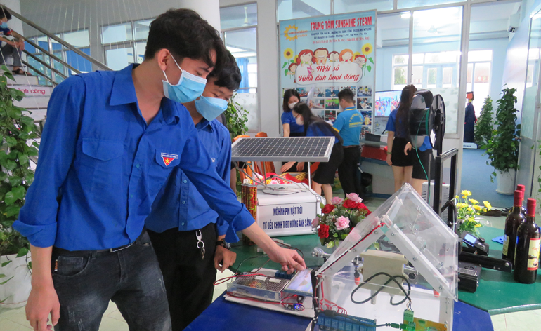 Đoàn viên, thanh niên trên địa bàn tỉnh tham quan “Không gian sáng tạo trẻ” khối trường học, đặt tại Trung tâm Phát triển giáo dục quốc tế Sunshine, thuộc MITC. Ảnh: THÚY HẰNG