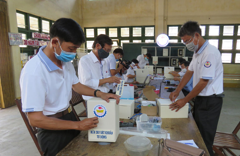 Cán bộ, giảng viên Trường cao đẳng Nghề Phú Yên sáng chế máy rửa tay sát khuẩn tự động, được đưa vào sử dụng rộng rãi trong các cơ quan, đơn vị trên địa bàn tỉnh. Ảnh: THÚY HẰNG