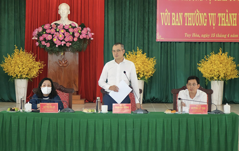 Đồng chí Phạm Đại Dương, phát biểu kết luận tại cuộc làm việc với Ban Thường vụ Thành ủy Tuy Hòa. Ảnh: HÀ MY