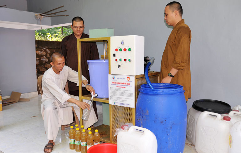Sản phẩm nước rửa chén sinh học được chiết xuất từ máy lọc khuấy đa năng ở chùa Bảo Lâm (TP Tuy Hòa). Ảnh: ANH NGỌC