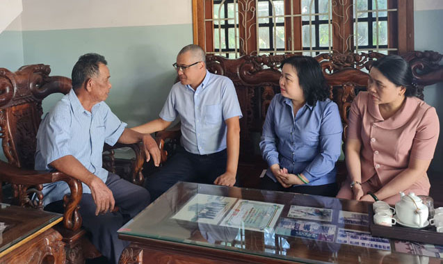 Thường trực Tỉnh ủy thăm gia đình ông Nguyễn Chí Phương, xã Sơn Phước, huyện Sơn Hòa. ảnh: NHƯ THANH