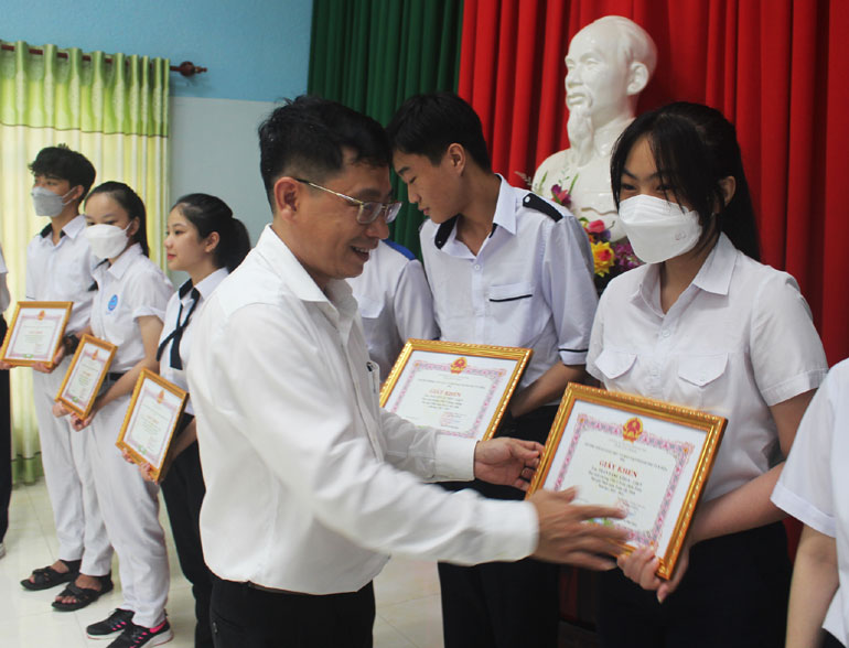 Bí thư Thành ủy Tuy Hòa Huỳnh Lữ Tân trao giấy khen cho các học sinh giỏi. Ảnh: TRUNG HIẾU