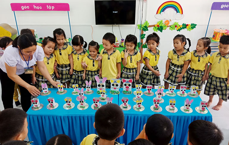 Các hộp sữa tươi sau khi sử dụng được tái chế thành các hộp đựng bút, tạo thành các chú ếch, các con bọ… Ảnh: ANH NGỌC